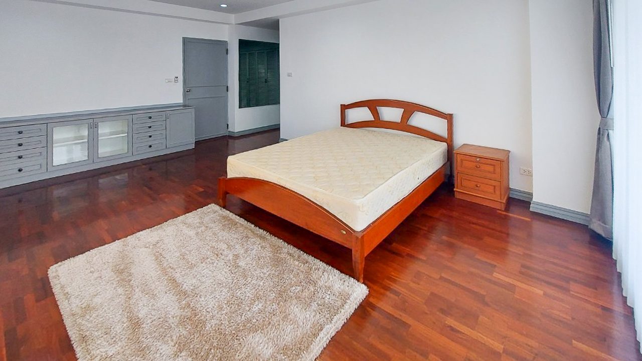 Spacious 4-bedroom apartment for rent in Thong Lor, Sukhumvit 55. Close to BTS, includes maid’s room, multi-function room, full kitchen, gym, and pool. Rent 120,000 THB/month.