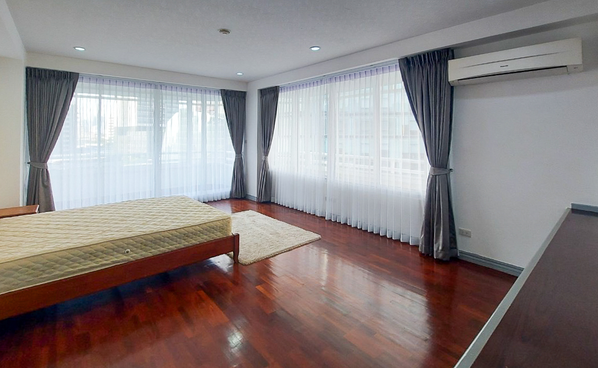 Spacious 4-bedroom apartment for rent in Thong Lor, Sukhumvit 55. Close to BTS, includes maid’s room, multi-function room, full kitchen, gym, and pool. Rent 120,000 THB/month.