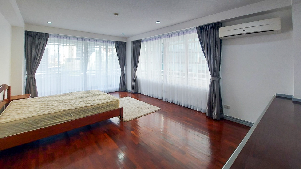 Spacious 4-bedroom apartment for rent in Thong Lor, Sukhumvit 55. Close to BTS, includes maid’s room, multi-function room, full kitchen, gym, and pool. Rent 120,000 THB/month.