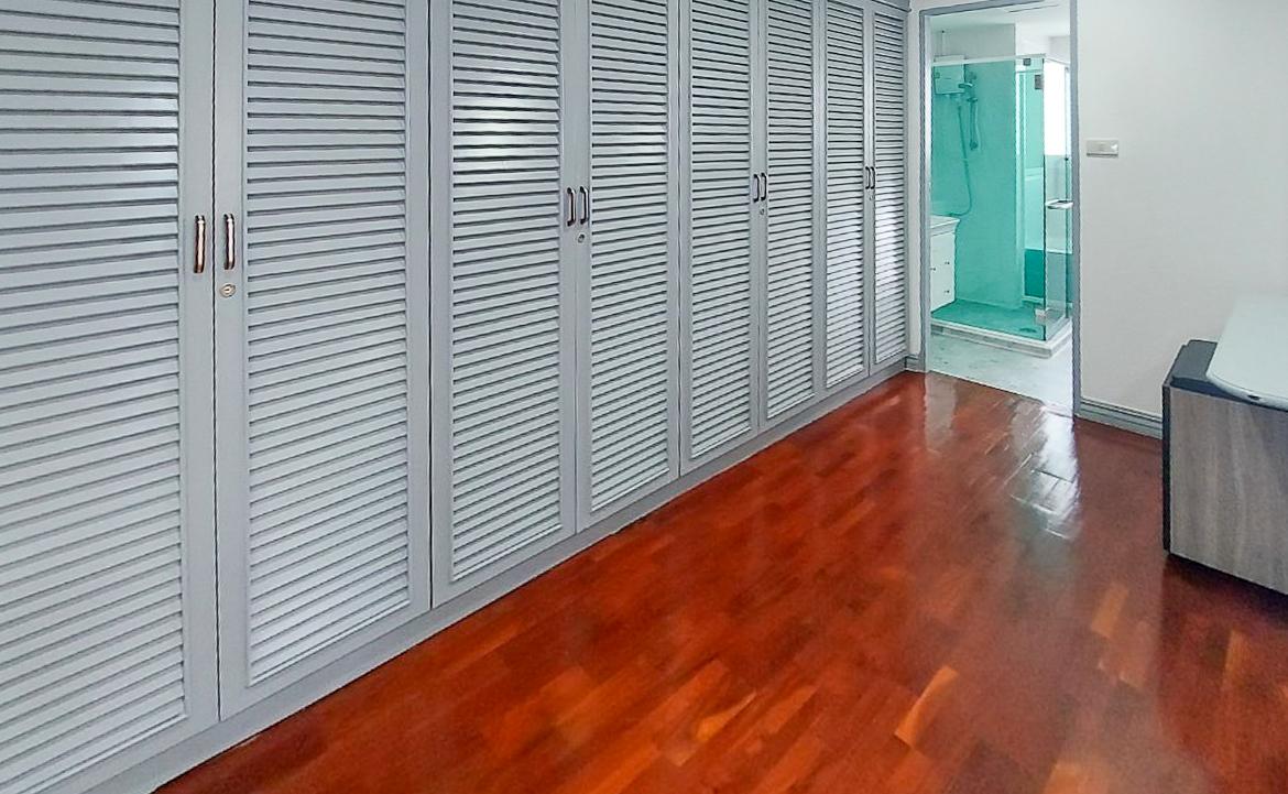 Spacious 4-bedroom apartment for rent in Thong Lor, Sukhumvit 55. Close to BTS, includes maid’s room, multi-function room, full kitchen, gym, and pool. Rent 120,000 THB/month.