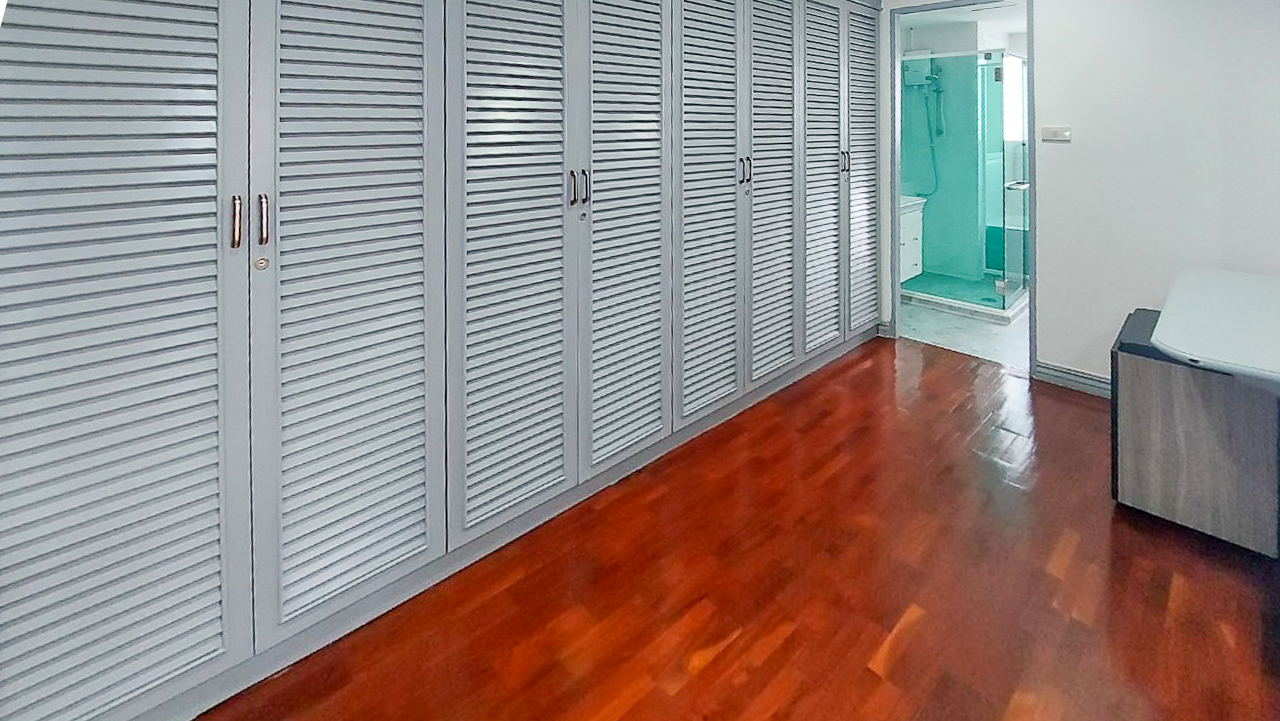 Spacious 4-bedroom apartment for rent in Thong Lor, Sukhumvit 55. Close to BTS, includes maid’s room, multi-function room, full kitchen, gym, and pool. Rent 120,000 THB/month.