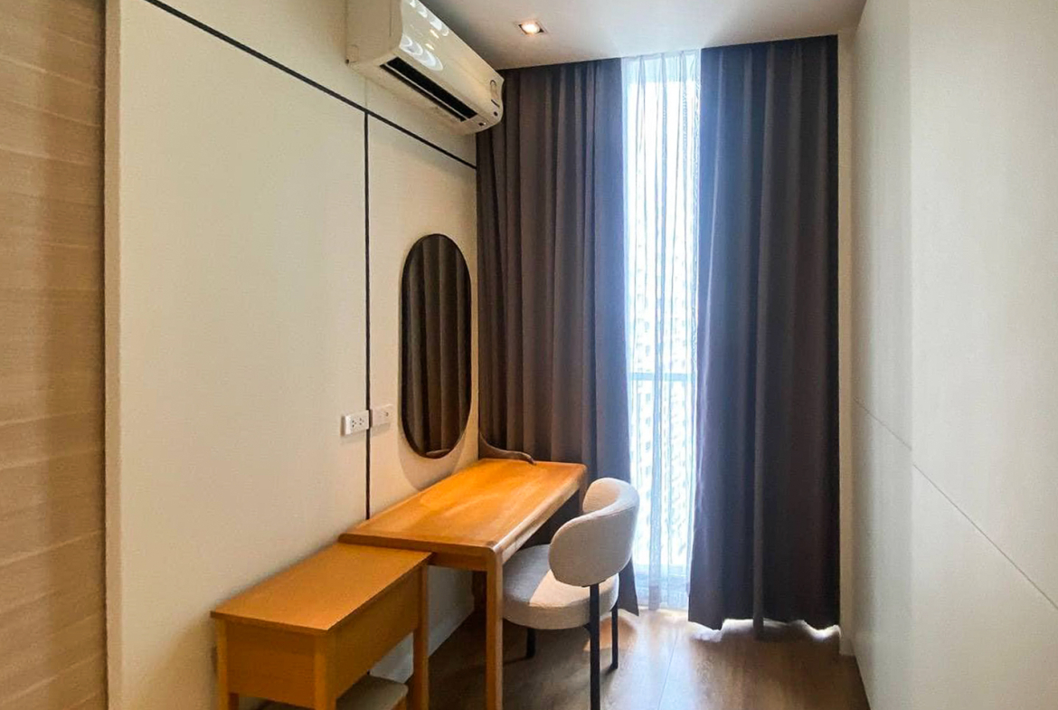 Stylish 1-bedroom corner unit for rent at Park Origin Phromphong, Sukhumvit 24. Renovated, 55 sqm with unblocked garden views. Fully furnished, high-end appliances, and pet-friendly. Only 45,000 THB/month.
