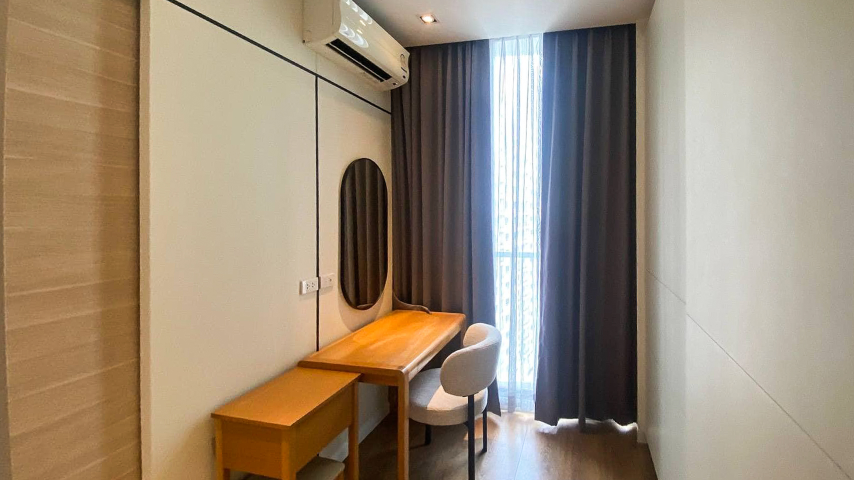 Stylish 1-bedroom corner unit for rent at Park Origin Phromphong, Sukhumvit 24. Renovated, 55 sqm with unblocked garden views. Fully furnished, high-end appliances, and pet-friendly. Only 45,000 THB/month.