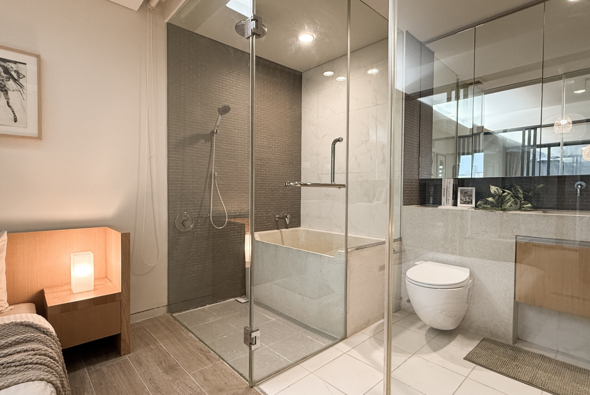 Stylish 1-bedroom condo for rent at Siamese Gioia Sukhumvit 31. 50 sqm with Japanese bathtub, full kitchen, and modern decor. Great location near Phrom Phong BTS. Rent: 26,000 THB/month.