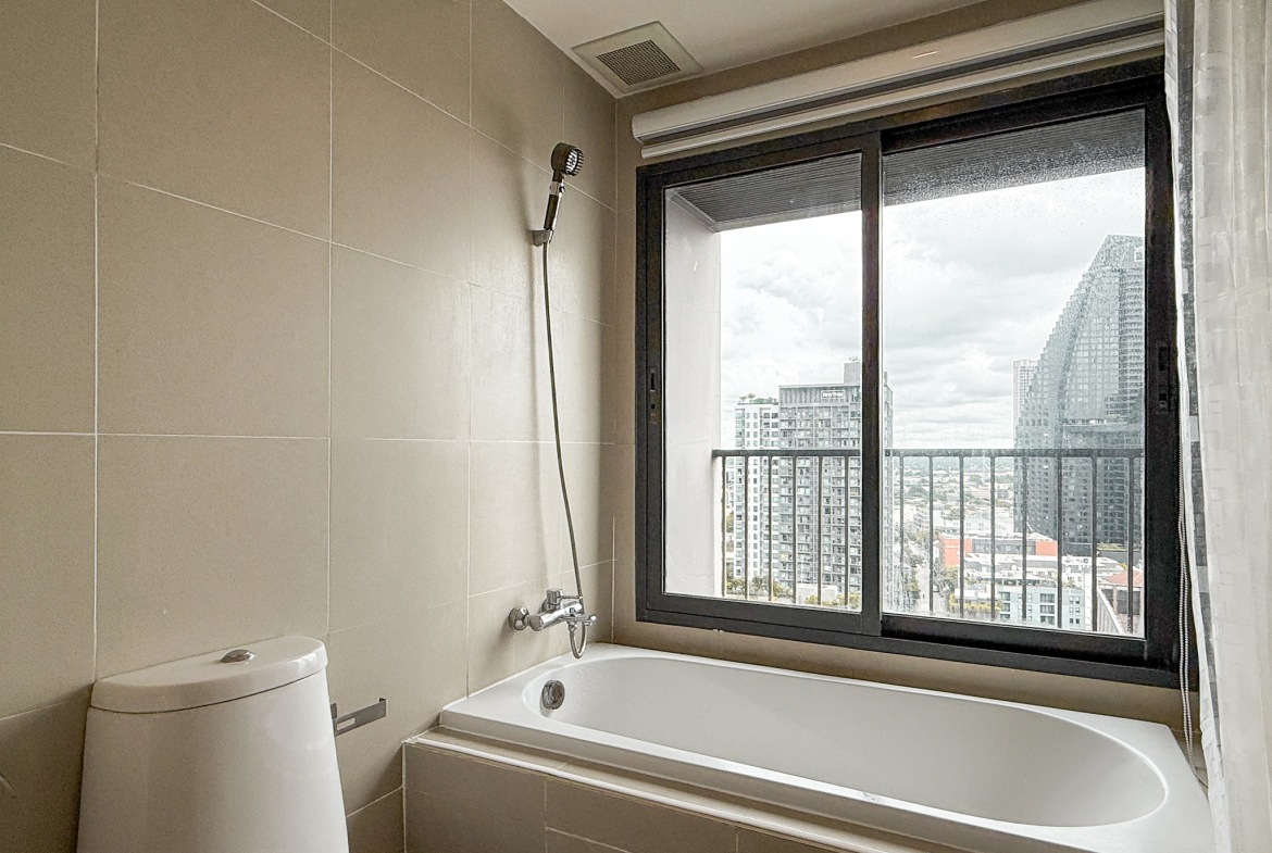 Stylish 1-bedroom condo for rent at Noble Remix Sukhumvit 36, 18th floor, 43 sqm with bathtub and full furnishings. Direct BTS Thonglor access, near EmDistrict. Rent: 30,000 THB/month.