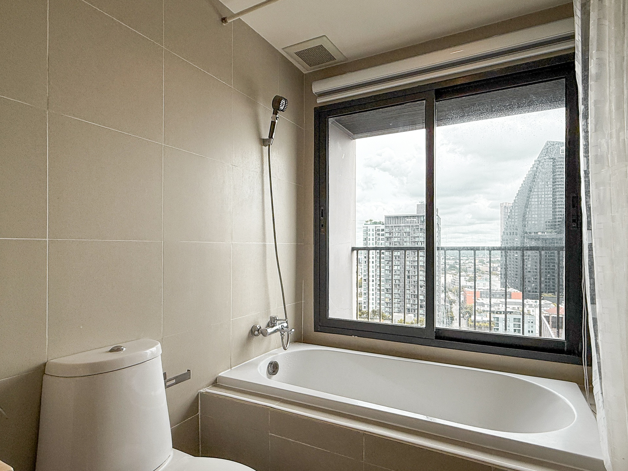 Stylish 1-bedroom condo for rent at Noble Remix Sukhumvit 36, 18th floor, 43 sqm with bathtub and full furnishings. Direct BTS Thonglor access, near EmDistrict. Rent: 30,000 THB/month.