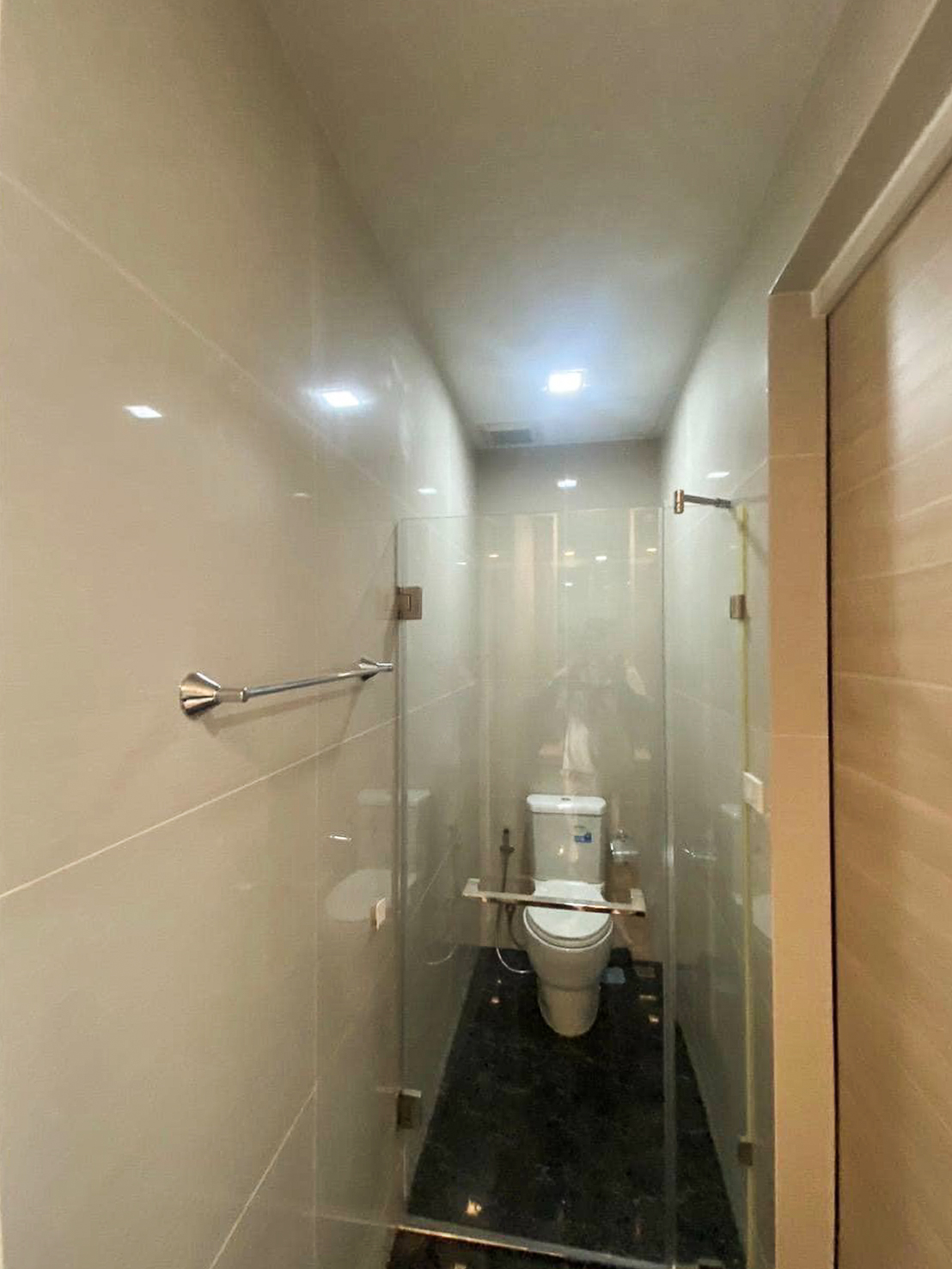 Stylish 1-bedroom corner unit for rent at Park Origin Phromphong, Sukhumvit 24. Renovated, 55 sqm with unblocked garden views. Fully furnished, high-end appliances, and pet-friendly. Only 45,000 THB/month.