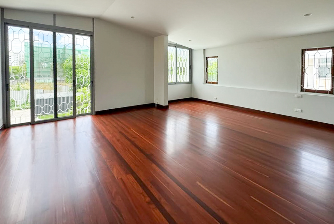 For rent: Fully renovated 4-bedroom house in Pridi Banomyong 25 (Ekkamai Soi 10), just 750m from Sukhumvit 71. 450 sqm of living space on 143 sq.wah land, 6+ parking, 2 kitchens, spacious layout, no pets, ready to move in.