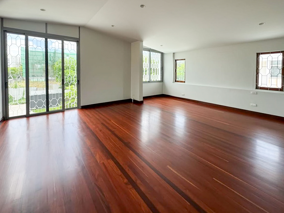 For rent: Fully renovated 4-bedroom house in Pridi Banomyong 25 (Ekkamai Soi 10), just 750m from Sukhumvit 71. 450 sqm of living space on 143 sq.wah land, 6+ parking, 2 kitchens, spacious layout, no pets, ready to move in.