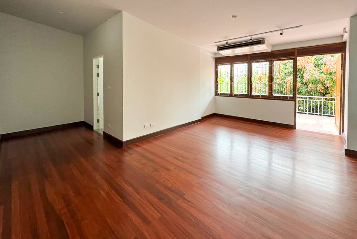 For rent: Fully renovated 4-bedroom house in Pridi Banomyong 25 (Ekkamai Soi 10), just 750m from Sukhumvit 71. 450 sqm of living space on 143 sq.wah land, 6+ parking, 2 kitchens, spacious layout, no pets, ready to move in.