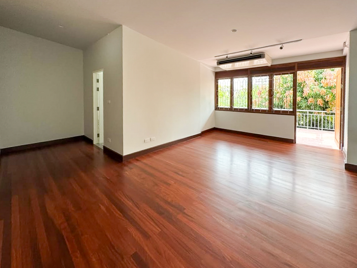 For rent: Fully renovated 4-bedroom house in Pridi Banomyong 25 (Ekkamai Soi 10), just 750m from Sukhumvit 71. 450 sqm of living space on 143 sq.wah land, 6+ parking, 2 kitchens, spacious layout, no pets, ready to move in.