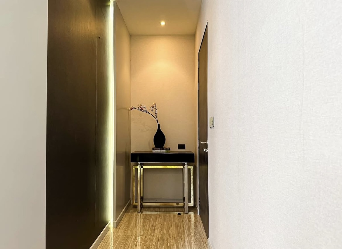 Luxury 3-bedroom penthouse for rent near BTS Asoke, 240 sqm with large walk-in closet, modern kitchen, office space, city view balconies, and premium facilities. 150,000 THB/month.