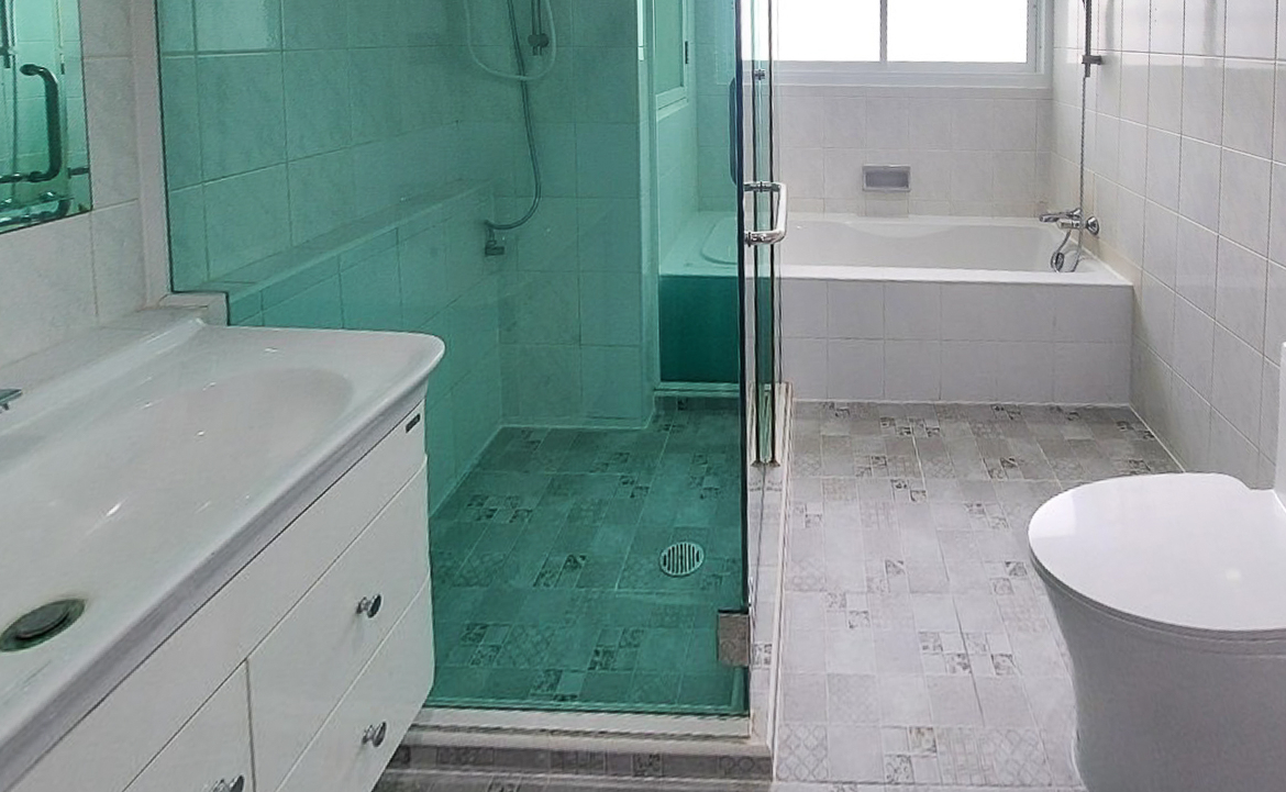 Spacious 4-bedroom apartment for rent in Thong Lor, Sukhumvit 55. Close to BTS, includes maid’s room, multi-function room, full kitchen, gym, and pool. Rent 120,000 THB/month.