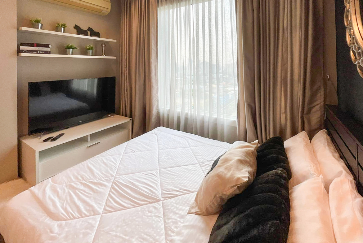 Luxury 2-bedroom condo at SIRI at Sukhumvit for rent and sale. Just 2 minutes walk to BTS Thong Lor. 24th floor with pool view, fully furnished, modern design. Rent 65,000 THB/month or buy for 15.5M THB.