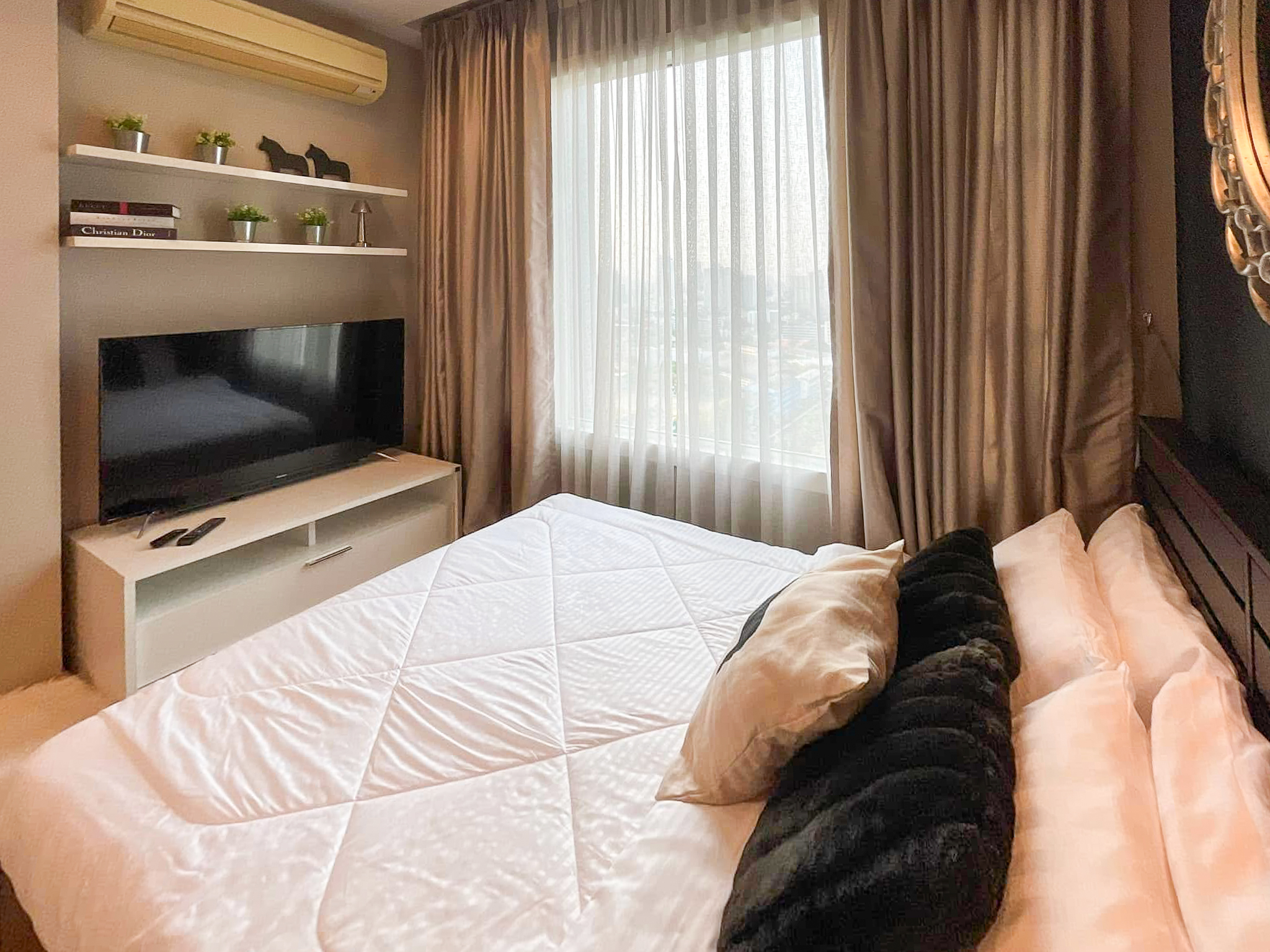 Luxury 2-bedroom condo at SIRI at Sukhumvit for rent and sale. Just 2 minutes walk to BTS Thong Lor. 24th floor with pool view, fully furnished, modern design. Rent 65,000 THB/month or buy for 15.5M THB.