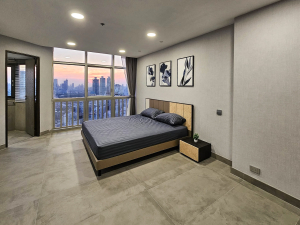 Newly renovated 3-bedroom corner condo with stunning river and city views on the 38th floor in Phrom Phong/Thonglor. 146.5 sqm, modern interiors, large balcony, and BTS access. For sale THB 25M / For rent THB 110K.
