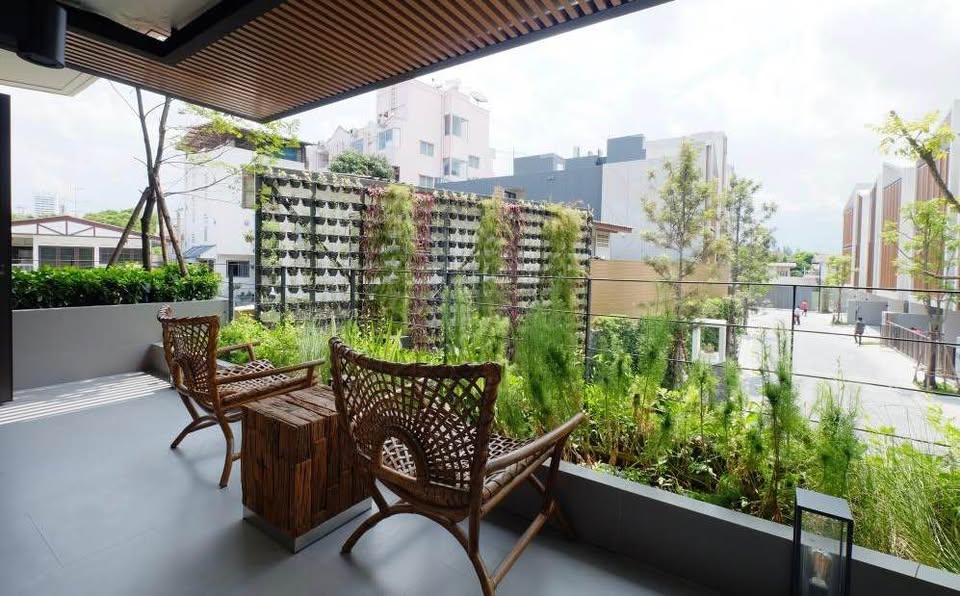 Pet-Friendly 4 Bed House for Rent in Ekkamai Sukhumvit 65 with Rooftop Garden – 500+ SQM