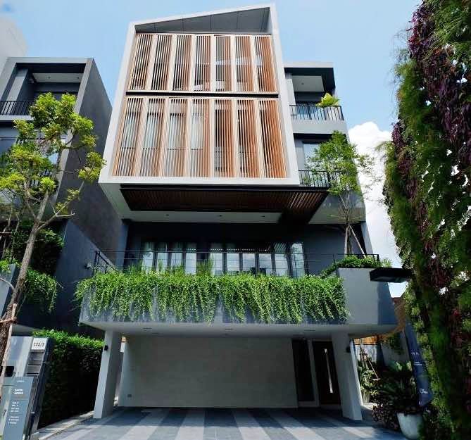 Pet-Friendly 4 Bed House for Rent in Ekkamai Sukhumvit 65 with Rooftop Garden – 500+ SQM