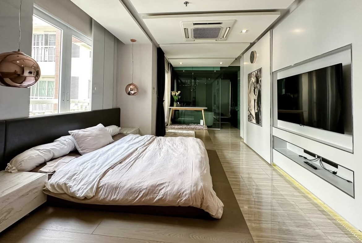 Luxury 3-bedroom penthouse for rent near BTS Asoke, 240 sqm with large walk-in closet, modern kitchen, office space, city view balconies, and premium facilities. 150,000 THB/month.