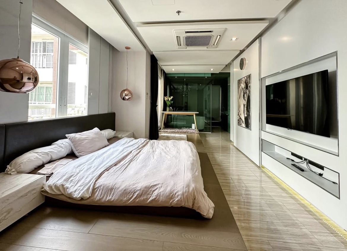 Luxury 3-bedroom penthouse for rent near BTS Asoke, 240 sqm with large walk-in closet, modern kitchen, office space, city view balconies, and premium facilities. 150,000 THB/month.