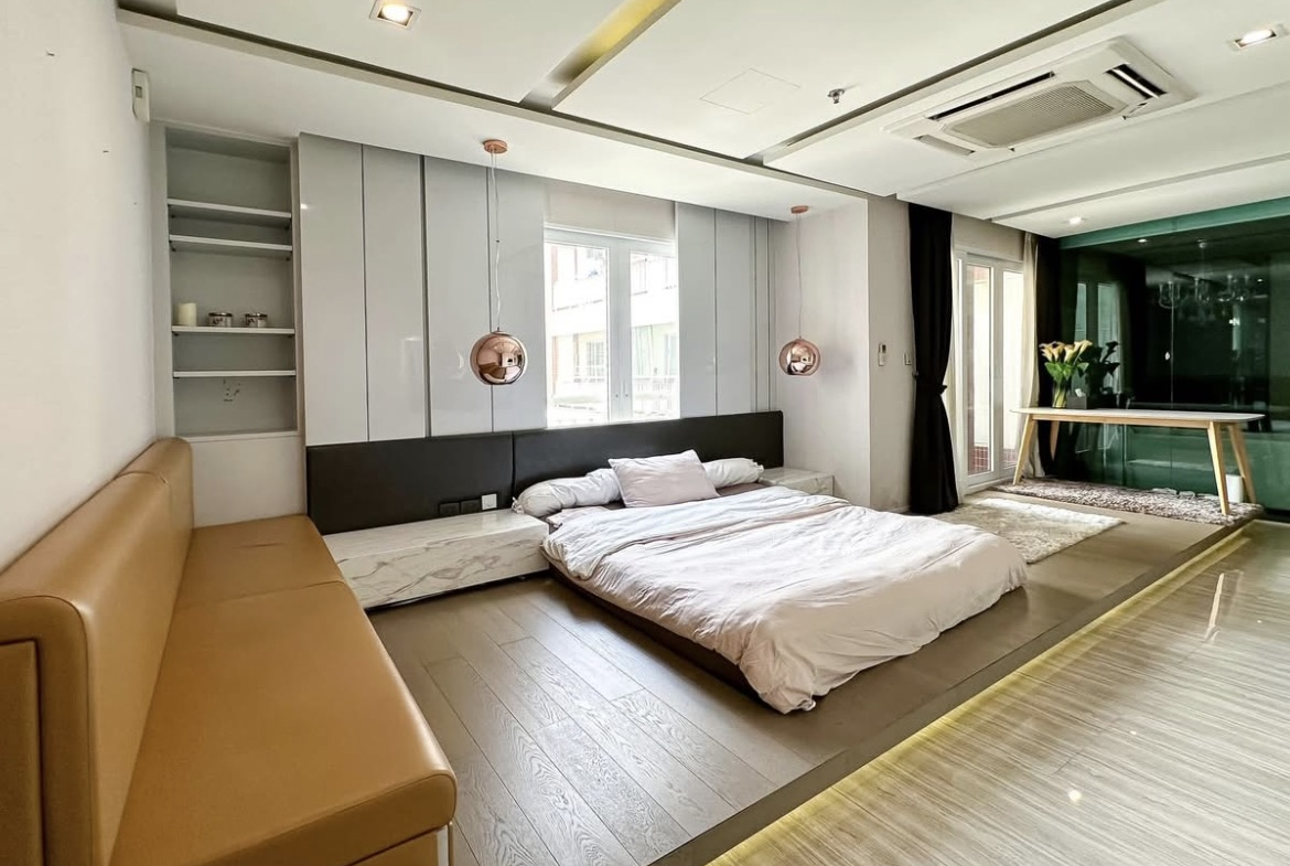Luxury 3-bedroom penthouse for rent near BTS Asoke, 240 sqm with large walk-in closet, modern kitchen, office space, city view balconies, and premium facilities. 150,000 THB/month.
