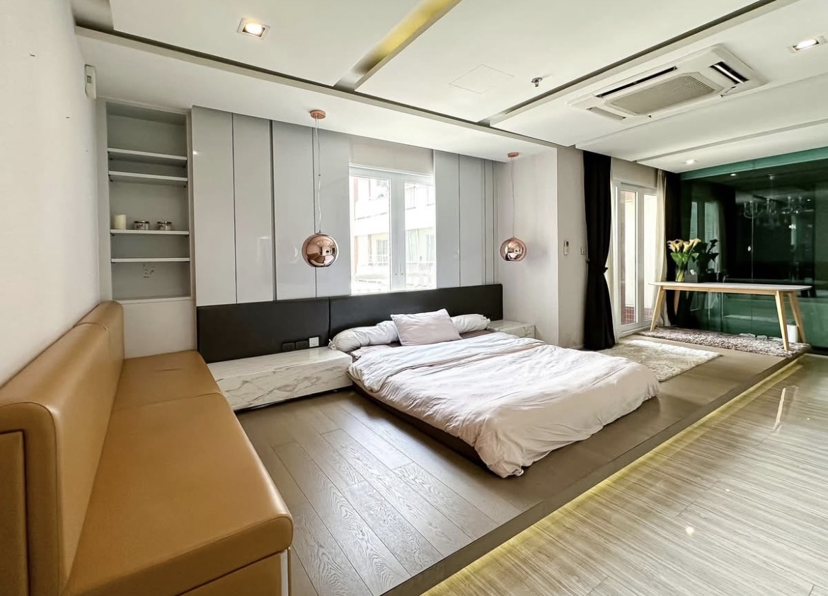 Luxury 3-bedroom penthouse for rent near BTS Asoke, 240 sqm with large walk-in closet, modern kitchen, office space, city view balconies, and premium facilities. 150,000 THB/month.