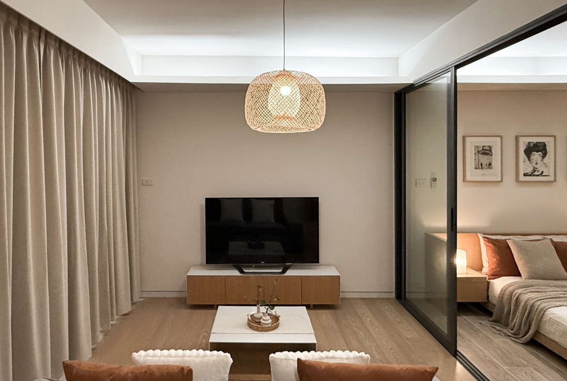 Stylish 1-bedroom condo for rent at Siamese Gioia Sukhumvit 31. 50 sqm with Japanese bathtub, full kitchen, and modern decor. Great location near Phrom Phong BTS. Rent: 26,000 THB/month.