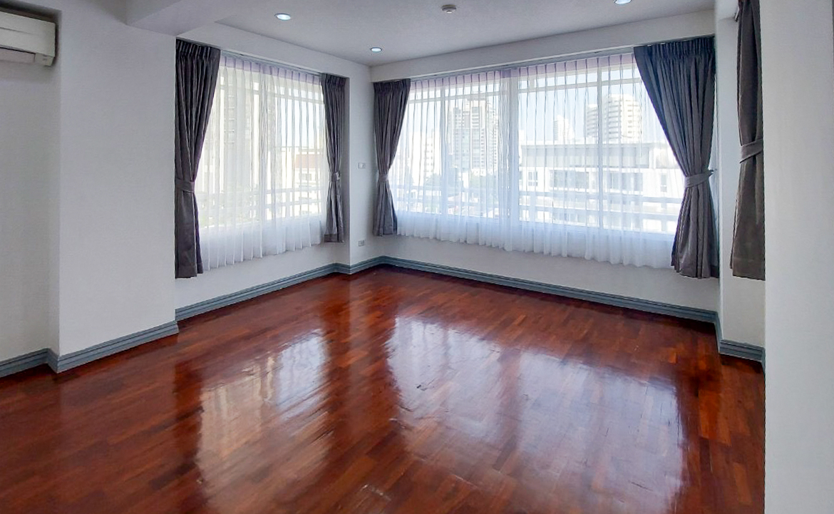 Spacious 4-bedroom apartment for rent in Thong Lor, Sukhumvit 55. Close to BTS, includes maid’s room, multi-function room, full kitchen, gym, and pool. Rent 120,000 THB/month.