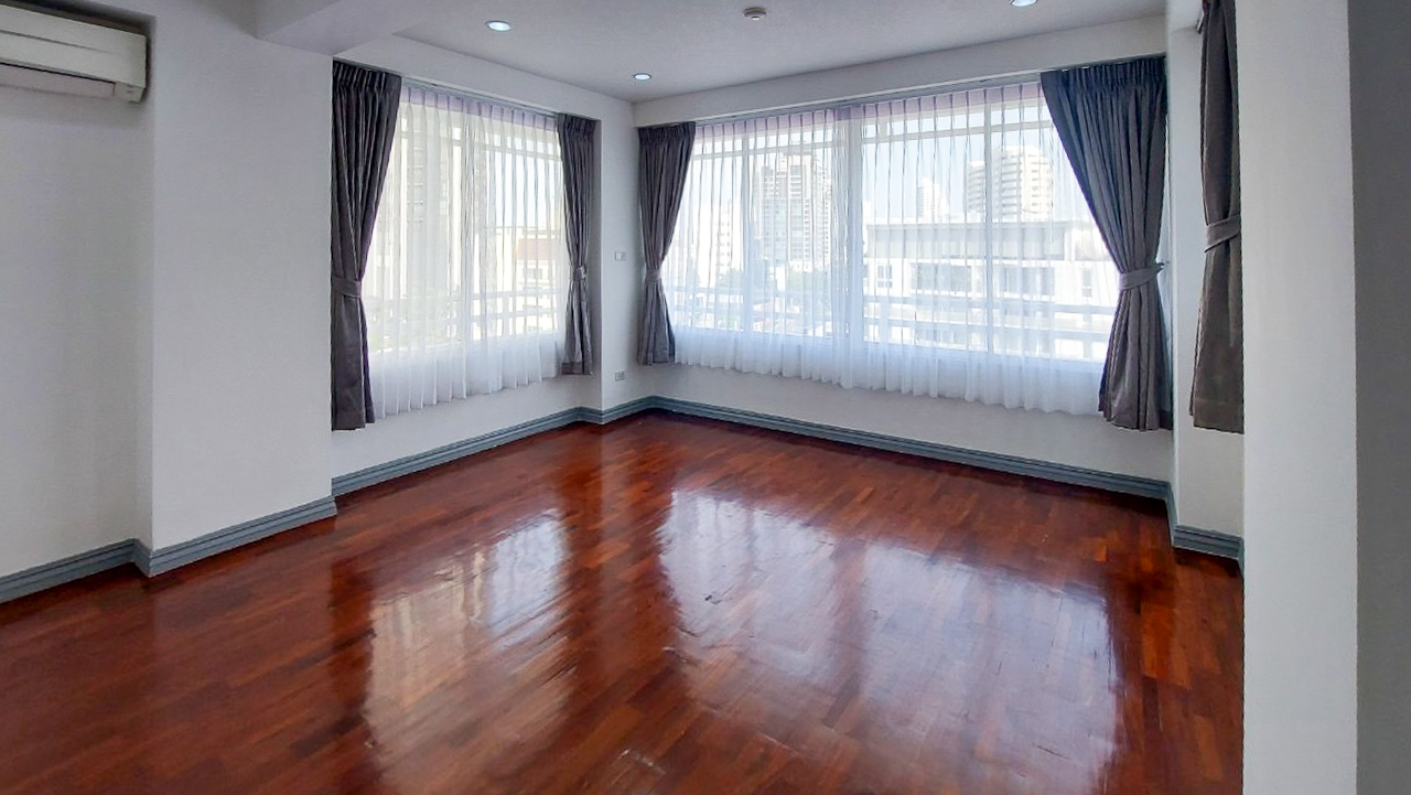 Spacious 4-bedroom apartment for rent in Thong Lor, Sukhumvit 55. Close to BTS, includes maid’s room, multi-function room, full kitchen, gym, and pool. Rent 120,000 THB/month.