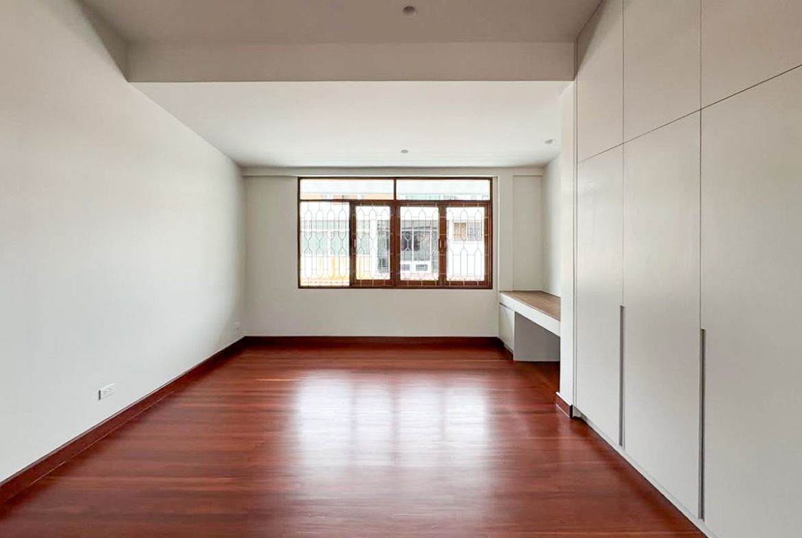 For rent: Fully renovated 4-bedroom house in Pridi Banomyong 25 (Ekkamai Soi 10), just 750m from Sukhumvit 71. 450 sqm of living space on 143 sq.wah land, 6+ parking, 2 kitchens, spacious layout, no pets, ready to move in.