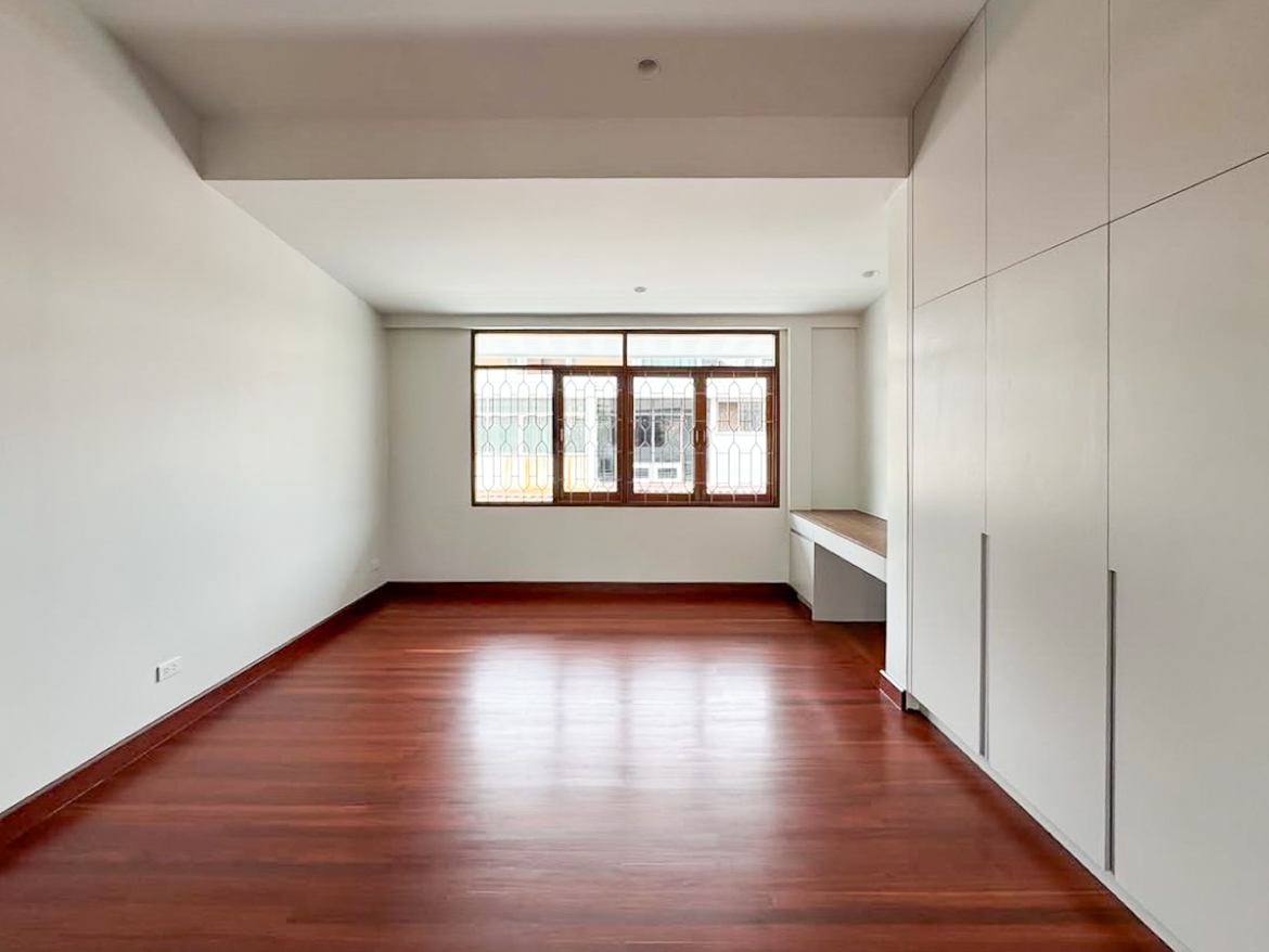 For rent: Fully renovated 4-bedroom house in Pridi Banomyong 25 (Ekkamai Soi 10), just 750m from Sukhumvit 71. 450 sqm of living space on 143 sq.wah land, 6+ parking, 2 kitchens, spacious layout, no pets, ready to move in.