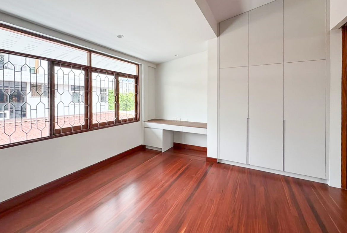 For rent: Fully renovated 4-bedroom house in Pridi Banomyong 25 (Ekkamai Soi 10), just 750m from Sukhumvit 71. 450 sqm of living space on 143 sq.wah land, 6+ parking, 2 kitchens, spacious layout, no pets, ready to move in.