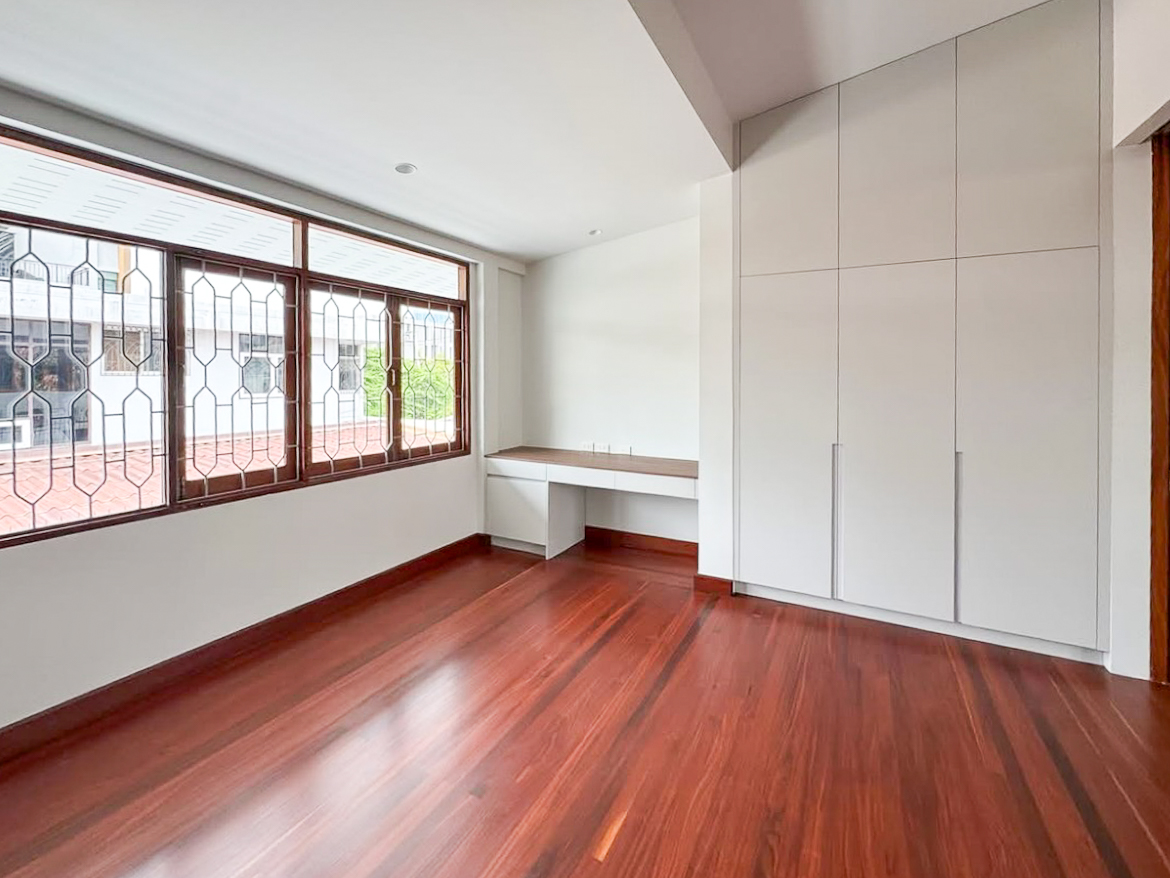 For rent: Fully renovated 4-bedroom house in Pridi Banomyong 25 (Ekkamai Soi 10), just 750m from Sukhumvit 71. 450 sqm of living space on 143 sq.wah land, 6+ parking, 2 kitchens, spacious layout, no pets, ready to move in.