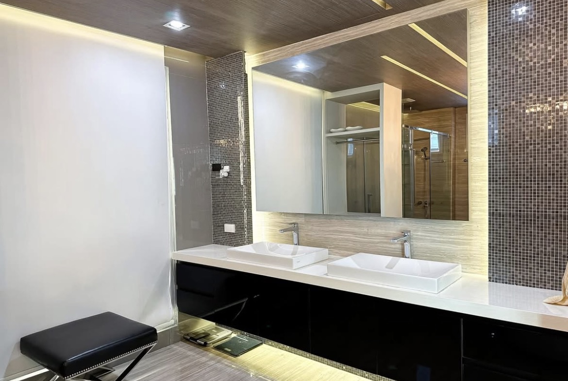 Luxury 3-bedroom penthouse for rent near BTS Asoke, 240 sqm with large walk-in closet, modern kitchen, office space, city view balconies, and premium facilities. 150,000 THB/month.