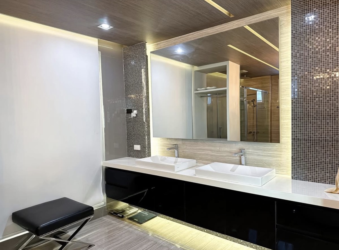 Luxury 3-bedroom penthouse for rent near BTS Asoke, 240 sqm with large walk-in closet, modern kitchen, office space, city view balconies, and premium facilities. 150,000 THB/month.