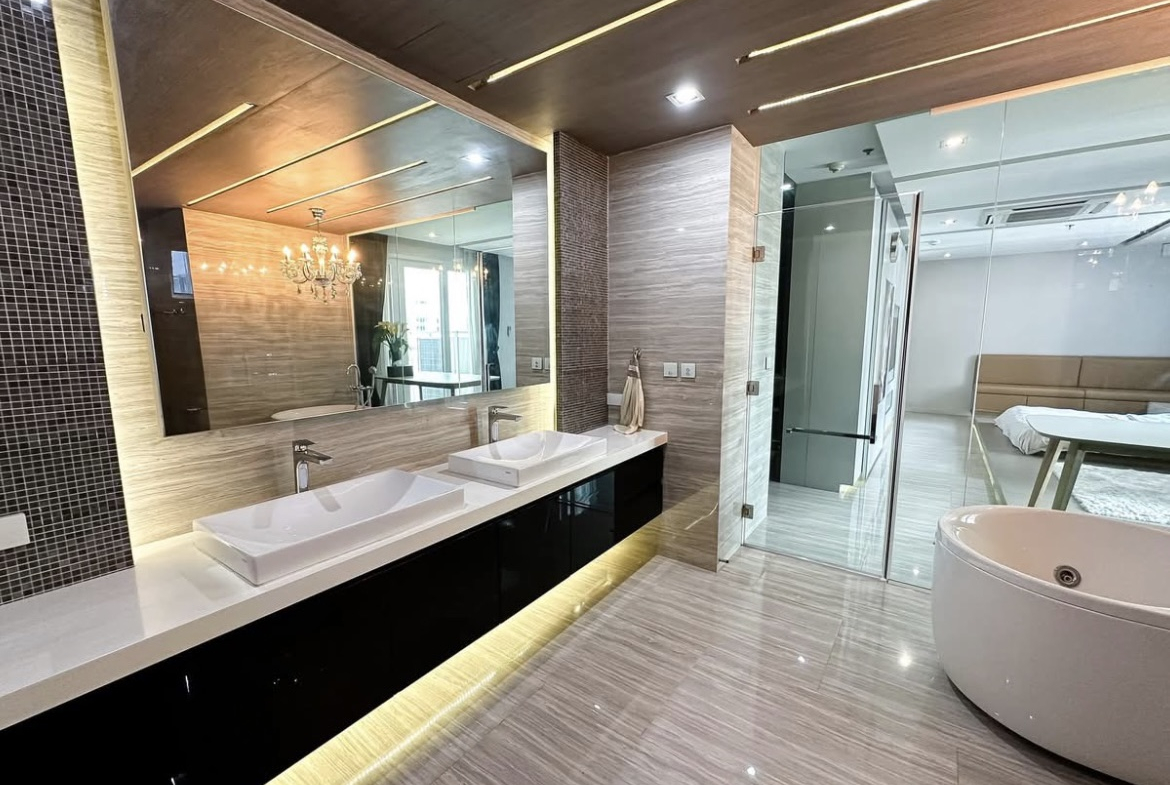 Luxury 3-bedroom penthouse for rent near BTS Asoke, 240 sqm with large walk-in closet, modern kitchen, office space, city view balconies, and premium facilities. 150,000 THB/month.