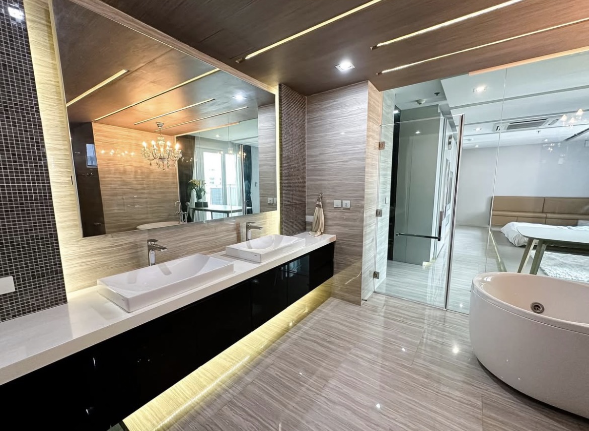 Luxury 3-bedroom penthouse for rent near BTS Asoke, 240 sqm with large walk-in closet, modern kitchen, office space, city view balconies, and premium facilities. 150,000 THB/month.