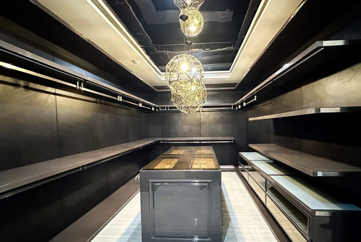 Luxury 3-bedroom penthouse for rent near BTS Asoke, 240 sqm with large walk-in closet, modern kitchen, office space, city view balconies, and premium facilities. 150,000 THB/month.
