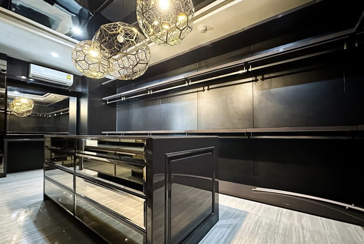 Luxury 3-bedroom penthouse for rent near BTS Asoke, 240 sqm with large walk-in closet, modern kitchen, office space, city view balconies, and premium facilities. 150,000 THB/month.