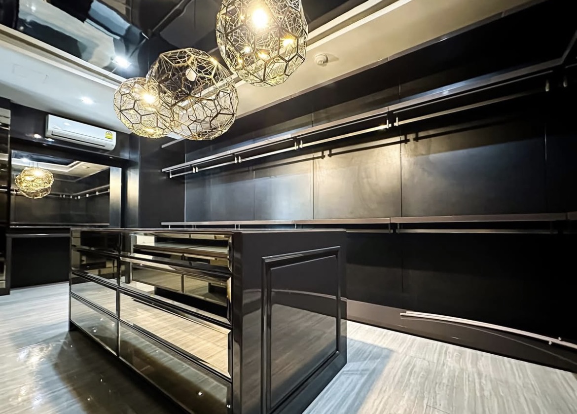 Luxury 3-bedroom penthouse for rent near BTS Asoke, 240 sqm with large walk-in closet, modern kitchen, office space, city view balconies, and premium facilities. 150,000 THB/month.