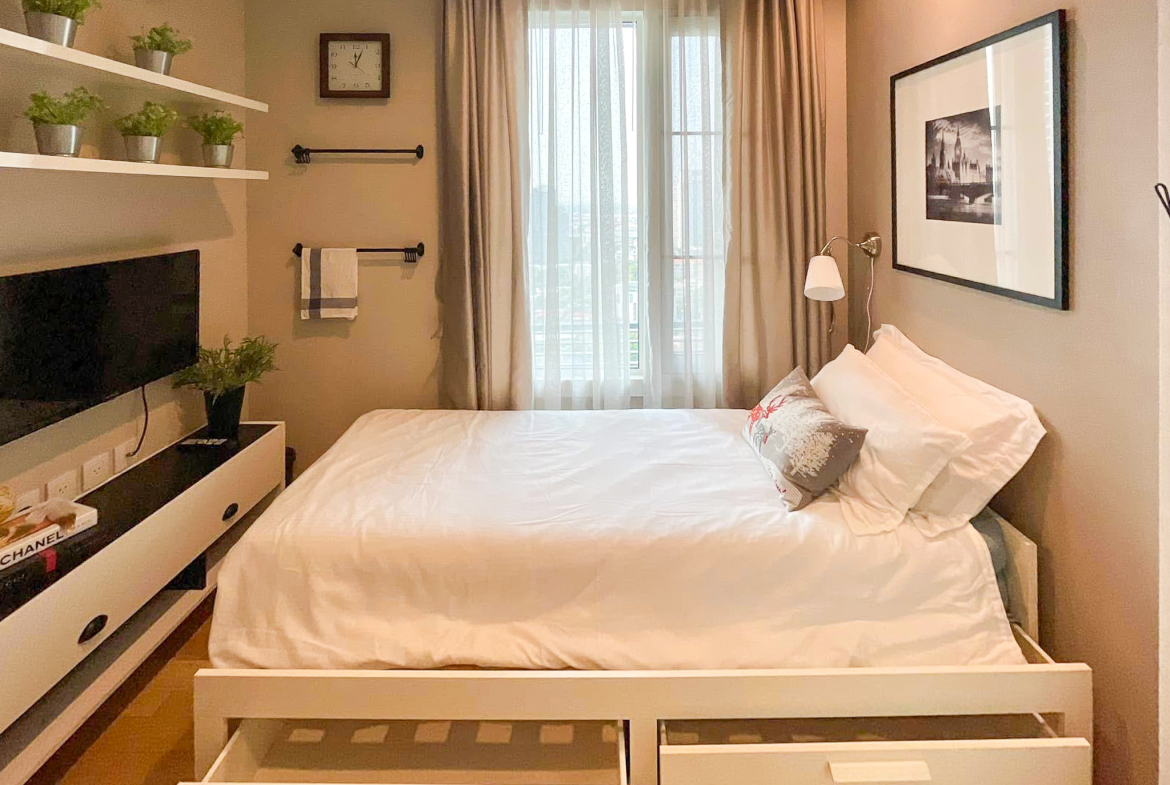 Luxury 2-bedroom condo at SIRI at Sukhumvit for rent and sale. Just 2 minutes walk to BTS Thong Lor. 24th floor with pool view, fully furnished, modern design. Rent 65,000 THB/month or buy for 15.5M THB.