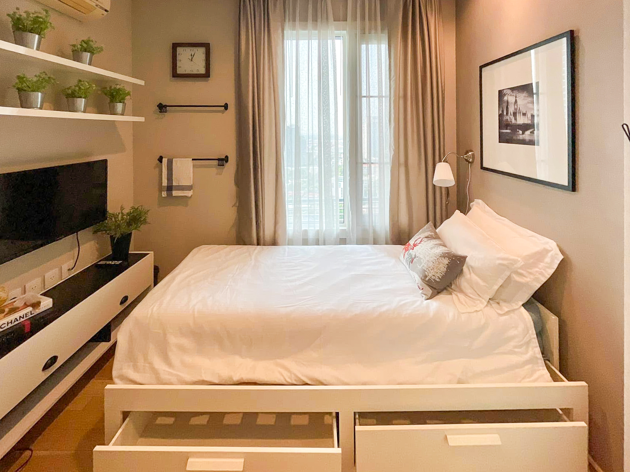 Luxury 2-bedroom condo at SIRI at Sukhumvit for rent and sale. Just 2 minutes walk to BTS Thong Lor. 24th floor with pool view, fully furnished, modern design. Rent 65,000 THB/month or buy for 15.5M THB.