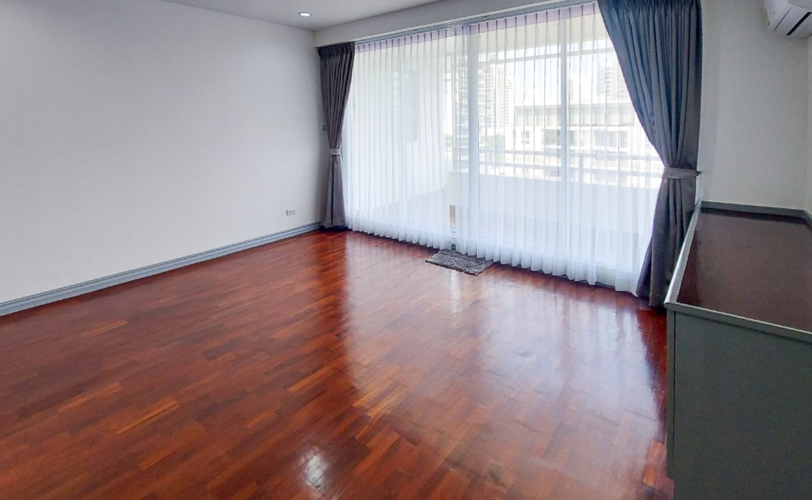 Spacious 4-bedroom apartment for rent in Thong Lor, Sukhumvit 55. Close to BTS, includes maid’s room, multi-function room, full kitchen, gym, and pool. Rent 120,000 THB/month.