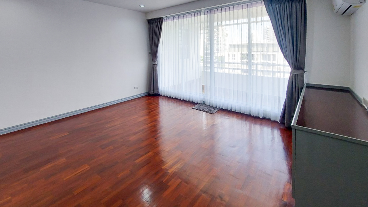 Spacious 4-bedroom apartment for rent in Thong Lor, Sukhumvit 55. Close to BTS, includes maid’s room, multi-function room, full kitchen, gym, and pool. Rent 120,000 THB/month.