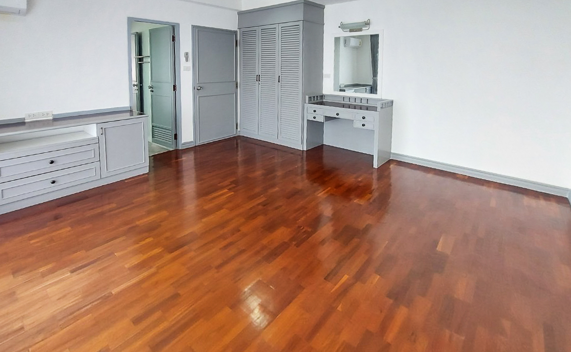 Spacious 4-bedroom apartment for rent in Thong Lor, Sukhumvit 55. Close to BTS, includes maid’s room, multi-function room, full kitchen, gym, and pool. Rent 120,000 THB/month.
