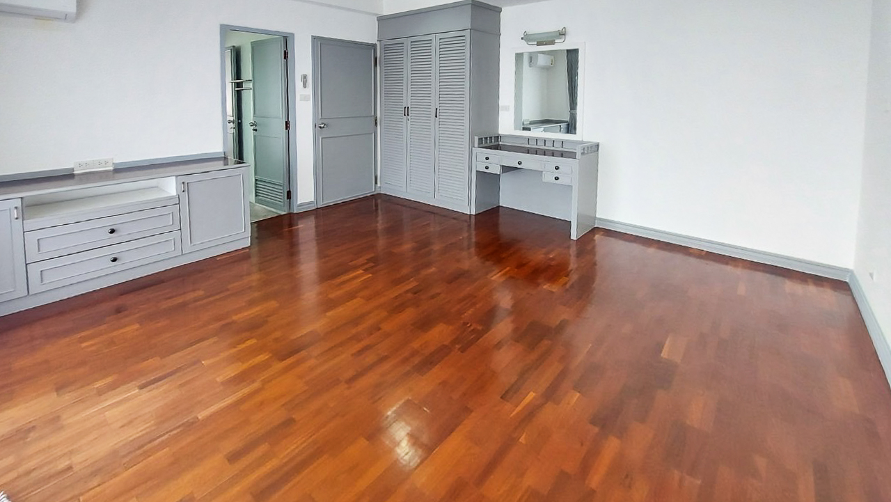 Spacious 4-bedroom apartment for rent in Thong Lor, Sukhumvit 55. Close to BTS, includes maid’s room, multi-function room, full kitchen, gym, and pool. Rent 120,000 THB/month.