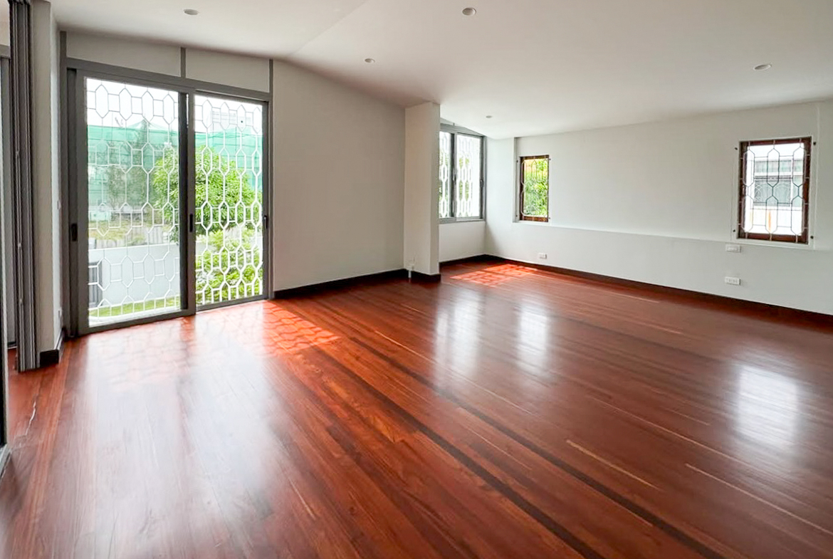 For rent: Fully renovated 4-bedroom house in Pridi Banomyong 25 (Ekkamai Soi 10), just 750m from Sukhumvit 71. 450 sqm of living space on 143 sq.wah land, 6+ parking, 2 kitchens, spacious layout, no pets, ready to move in.