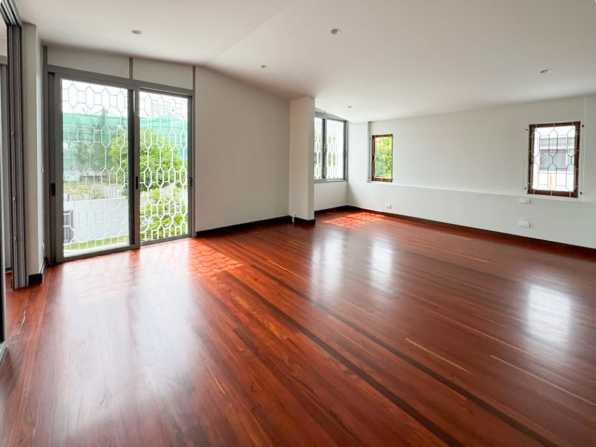 For rent: Fully renovated 4-bedroom house in Pridi Banomyong 25 (Ekkamai Soi 10), just 750m from Sukhumvit 71. 450 sqm of living space on 143 sq.wah land, 6+ parking, 2 kitchens, spacious layout, no pets, ready to move in.