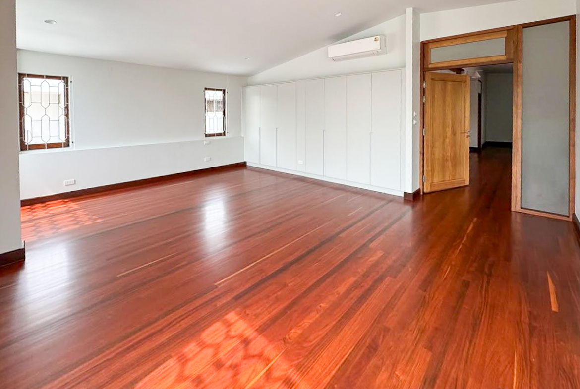 For rent: Fully renovated 4-bedroom house in Pridi Banomyong 25 (Ekkamai Soi 10), just 750m from Sukhumvit 71. 450 sqm of living space on 143 sq.wah land, 6+ parking, 2 kitchens, spacious layout, no pets, ready to move in.