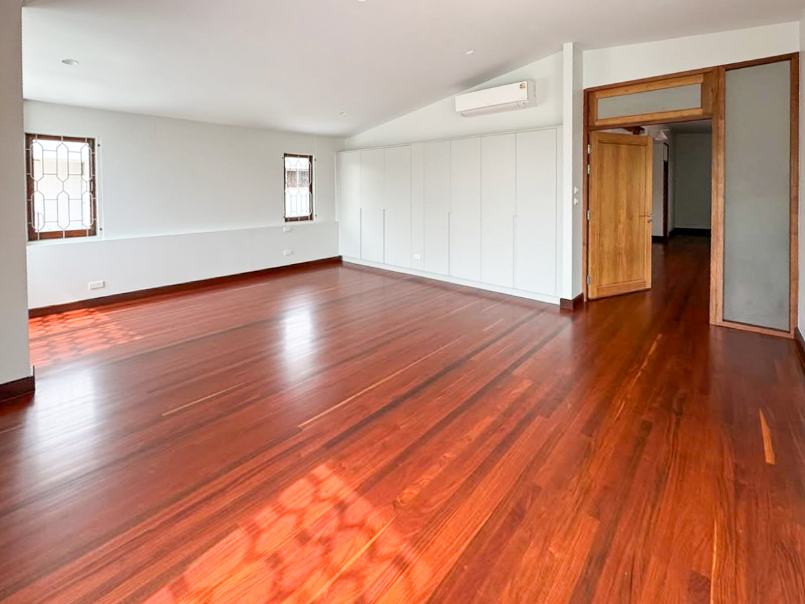 For rent: Fully renovated 4-bedroom house in Pridi Banomyong 25 (Ekkamai Soi 10), just 750m from Sukhumvit 71. 450 sqm of living space on 143 sq.wah land, 6+ parking, 2 kitchens, spacious layout, no pets, ready to move in.